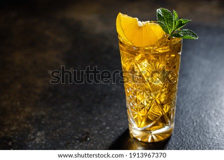 boisson alcoolisée cocktail boisson glace cube citron et portion à la menthe sur le repas table extérieur vue de dessus espace pour texte nourriture arrière-plan image rustique