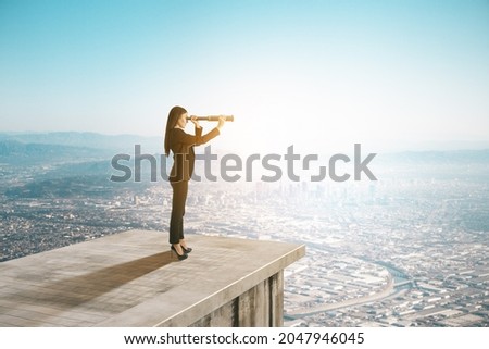 Mujer de negocios con telescopio en un techo abstracto de hormigón mirando el horizonte de la ciudad y las vistas al cielo con un lugar burlón. Concepto de éxito, crecimiento, futuro, carrera y futuro