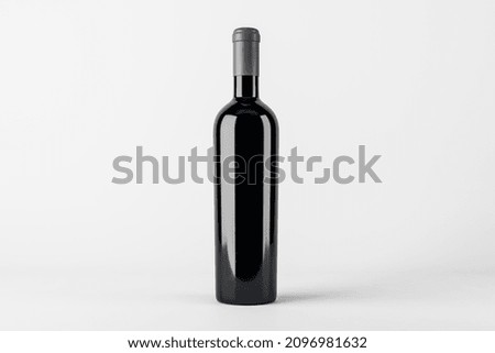 Bouteille de vin vide avec fausse place sur fond blanc. Concept produit, alcool, boisson et publicité. Rendu 3D