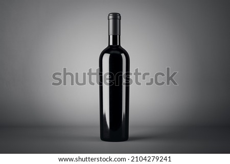 Bouteille de vin vide avec fausse place sur fond gris. Concept produit, alcool, boisson et publicité. Rendu 3D