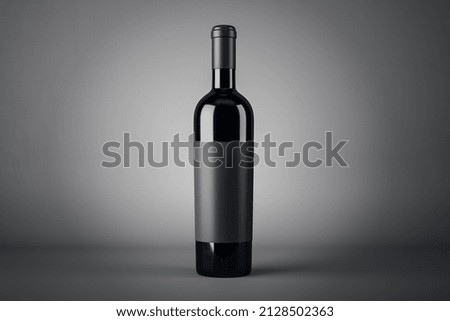 Botella de vino negro con etiqueta vacía en blanco con espacio de copia para tu logo sobre fondo oscuro abstracto, concepto de vino tinto. Representación 3D, parodia