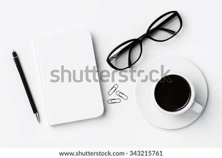 Couverture blanche de journal vierge, tasse de café et lunettes sur table blanche, simulateur de rendu 3D