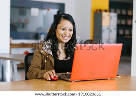 latin business woman working with computer at the office in Mexico city 商業照片 © 