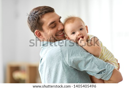 Similar – Foto Bild Glücklicher Vater mit Mädchen spielt zu Hause mit Rentierdiadem. Weihnachts-Konzept