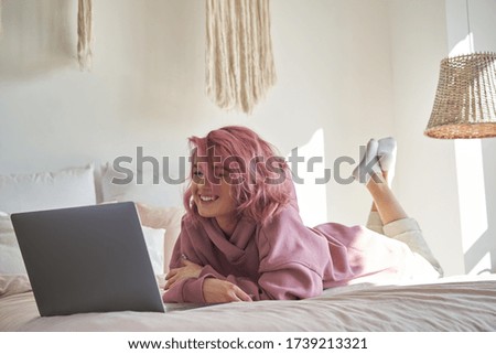 Similar – Foto Bild Lachen Teenager-Mädchen liegt in einem Bett von trockenen Blättern im Herbst