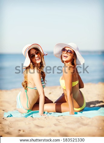 Similar – Foto Bild Lächelnde Freundinnen in Sommerkleidung barfuss im Wasser am Strand