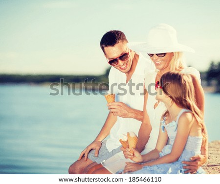 vacaciones de verano, celebración, concepto de niños y personas - feliz familia comiendo helado