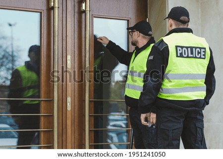 Police officers on duty, knocking on the doors of the suspect Foto d'archivio © 