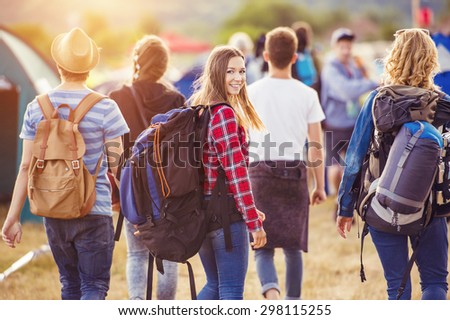 Grupo de lindos adolescentes chegando no festival de verão