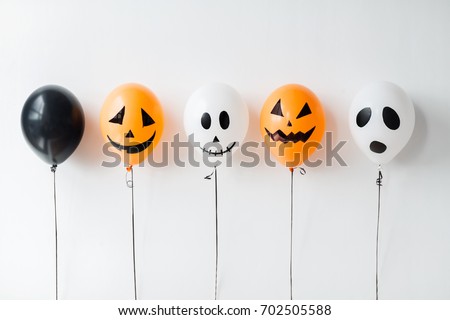 feriados, decoración y concepto de fiesta - globos de aire aterrador para Halloween sobre fondo blanco