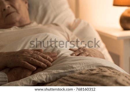 Close-up of hand of a senior on the hand of dying elderly person as a sign of support during sickness Foto stock © 