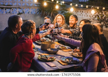 Joyeuses fêtes de famille avec du vin rouge lors du dîner au barbecue en plein air - Différents âges pour les repas du week-end - Concept de nourriture, de goût et d