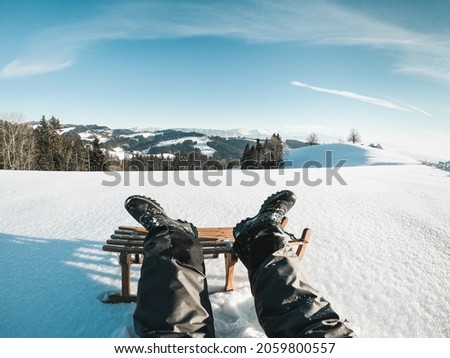 Pov de un joven disfrutando de las altas vistas de las montañas de los Alpes durante las vacaciones de invierno - Concéntrate en los zapatos