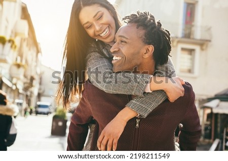 Jóvenes parejas africanas divirtiéndose caminando por la ciudad - Centrarse principalmente en la boca del hombre