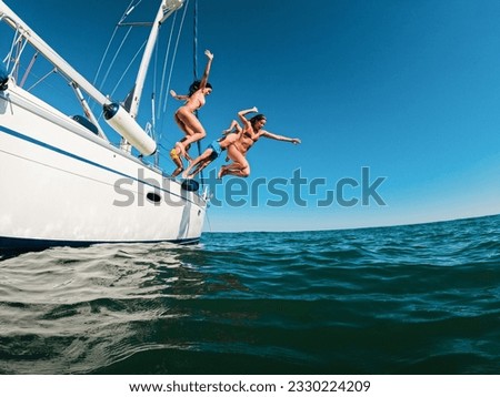 Felices amigos buceando desde un barco de vela al mar - Concepto de viajes y vacaciones de verano - Esfuerzo suave en la cara de las chicas rubias