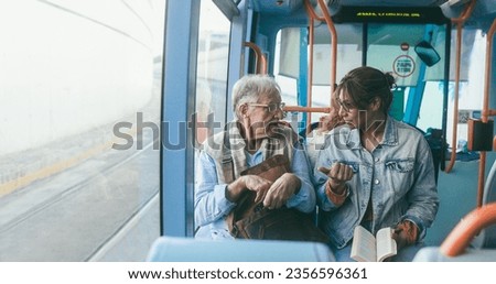 Hombre mayor y mujer madura hablando juntos mientras viajan con el transporte de tranvía - Suave enfoque en la cara del hombre