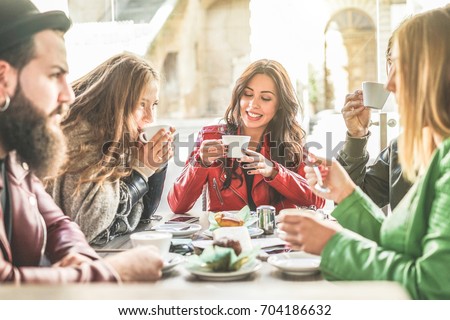 Jeunes amis portant un café et prenant le petit-déjeuner dans le bar-boulangerie - Personnes branchées buvant du cappuccino et mangeant des muffins - Concept d