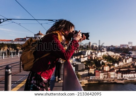 Similar – Foto Bild Frau in Porto Brücke, die Bilder mit Kamera bei Sonnenuntergang. Tourismus in der Stadt Europa. Reisen