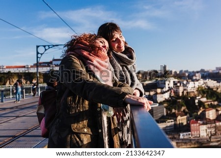 Similar – Foto Bild zwei glückliche Freunde Porto Brücke Sightseeing bei Sonnenuntergang. Reisen, Freundschaft und Lifestyle