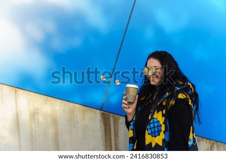 Similar – Foto Bild Eine echte Schönheit, gekleidet in einen Latexrock mit Latexhandschuhen. Und das war’s dann wohl. Während sie einen großen schwarzen Luftballon neben ihrer Brust hält, lässt sie diesen Modelltest sehr intim wirken. Das schwarz-weiße Bild unterstützt die Stimmung sehr gut.