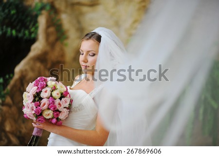 bride pose with long veil