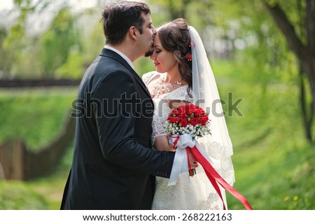 wedding couple, kisses on the forehead