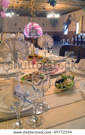Table setting with plate and a napkin