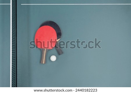 Similar – Foto Bild Roter Schläger für Tischtennis mit weißem Ball auf blauem Hintergrund. Tischtennis-Sportgerät in minimalem Stil. Flachlegung, Draufsicht, Kopierraum