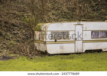 Foto Bild Grüner und alter Wohnwagen auf der grünen Wiese aufgegeben