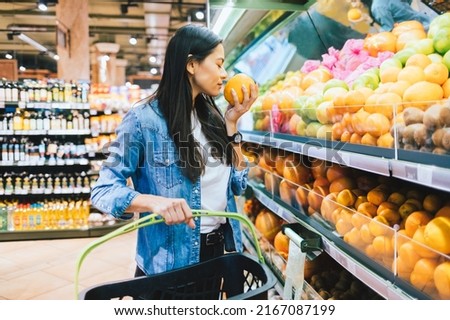 Similar – Foto Bild Frau wählt Früchte auf dem lokalen Markt