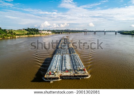 Tug pushing barges upstream on the Mississippi River near Vicksburg, MS Imagine de stoc © 