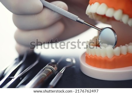 Dentist's office. Dentist examines the oral cavity treatment. The doctor shows a course of treatment. Caries treatment. Implantation and installation of veneers. 商業照片 © 