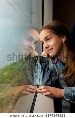 Similar – Foto Bild junge Frau am Bahnhof, die auf die Zieltafel schaut. Konzept für Reisen und öffentliche Verkehrsmittel