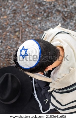 Photo taken from above of a Jewish man wearing kippah and taltit, performing a religious prayer ritual. Foto stock © 