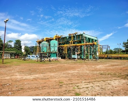 

oil processing station with building structures and equipment such as vessels and pipelines that are interconnected

 Foto stock © 