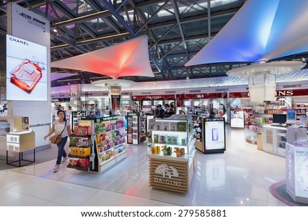 BANGKOK - MARCH 18; 2015: Unidentified people shop at duty free cosmetics boutiques at the International Airport Suvarnabhumi which is the sixth busiest airport in Asia.