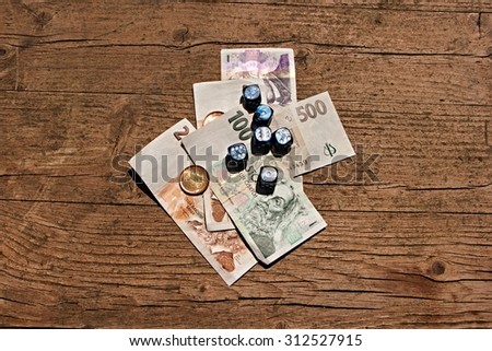 Wooden table on which are placed the dice on a few paper bills