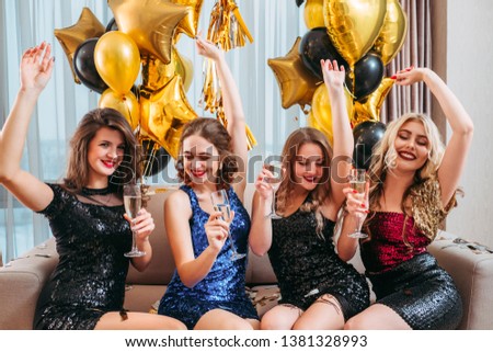 Blonde Girls striekať