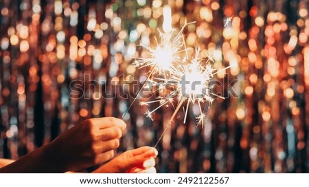 Similar – Foto Bild Menschen verbrennen bengalische Lichter. Wunderkerzen-Hintergrund. Weihnachts- und Neujahrsfeiertage mit Wunderkerzen im Hintergrund.