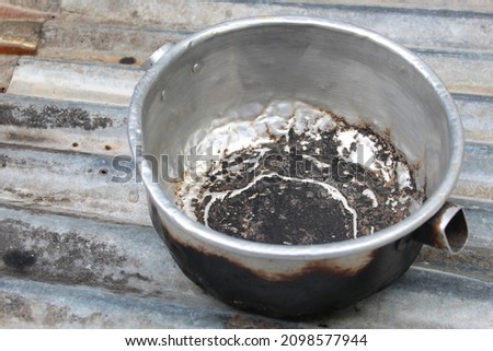 a cooking pot that has been used too often which causes the inside and outside to be scorched and blackened Foto stock © 