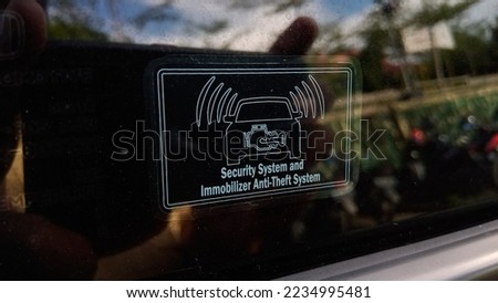 CLEAR STICKER WITH SECURITY SYSTEM AND ANTI THEFT WRITING PLACED ON THE CAR DOOR GLASS Foto stock © 