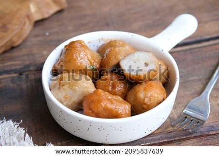 Pentol in a white ceramic case.  Traditional snack of tapioca balls mixed with minced beef.  Boiled and served with soy sauce and chili sauce Foto d'archivio © 