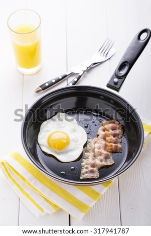 Bacon and eggs, famous food recipes of traditional cuisine