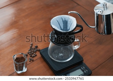 Similar – Foto Bild Zubereitungsprozess von V60-Kaffee, Filterkaffee, Aufgießen von heißem Wasser auf den Kaffee