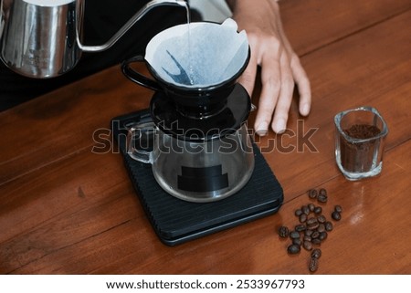 Similar – Foto Bild Zubereitungsprozess von V60-Kaffee, Filterkaffee, Aufgießen von heißem Wasser auf den Kaffee