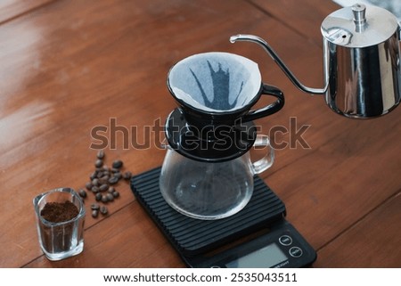 Similar – Foto Bild Zubereitungsprozess von V60-Kaffee, Filterkaffee, Aufgießen von heißem Wasser auf den Kaffee