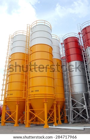 The bulk cement silo is usually used as a product of forming a complete set of concrete mixing station, it is suitable for storing food, cement, fly ash and other bulk materials