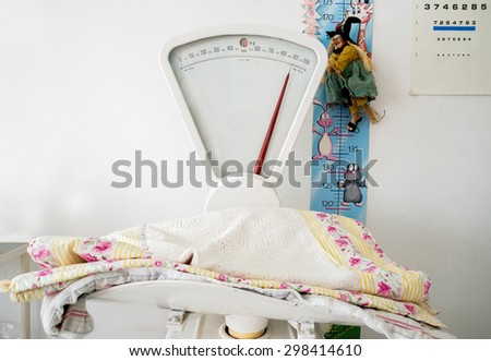Baby weight machine with blanket for weighting newborns and measuring their weight and growth.