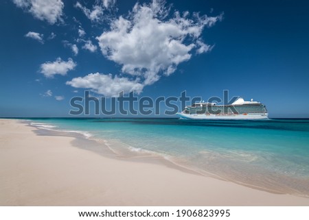 Summer cruise vacation and tourism concept. Side view of cruise ship at the beach. Foto d'archivio © 