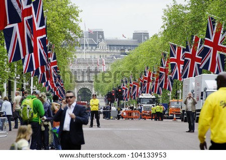 LONDON, UK - JUNE 1: Preparation and decoration of the Mall and Buckingham Palace for the Queen\'s Diamond Jubilee on June 1, 2012 in London. The main events will take place from June 2 until June 5.
